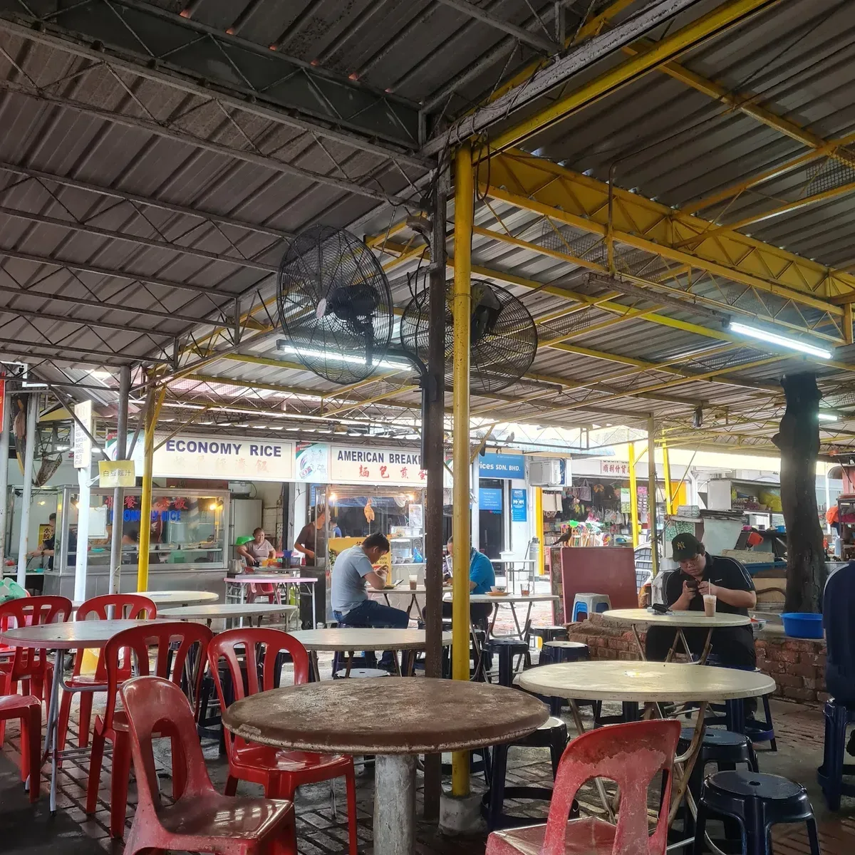 Roti Canai Jalan Tengah — interior
