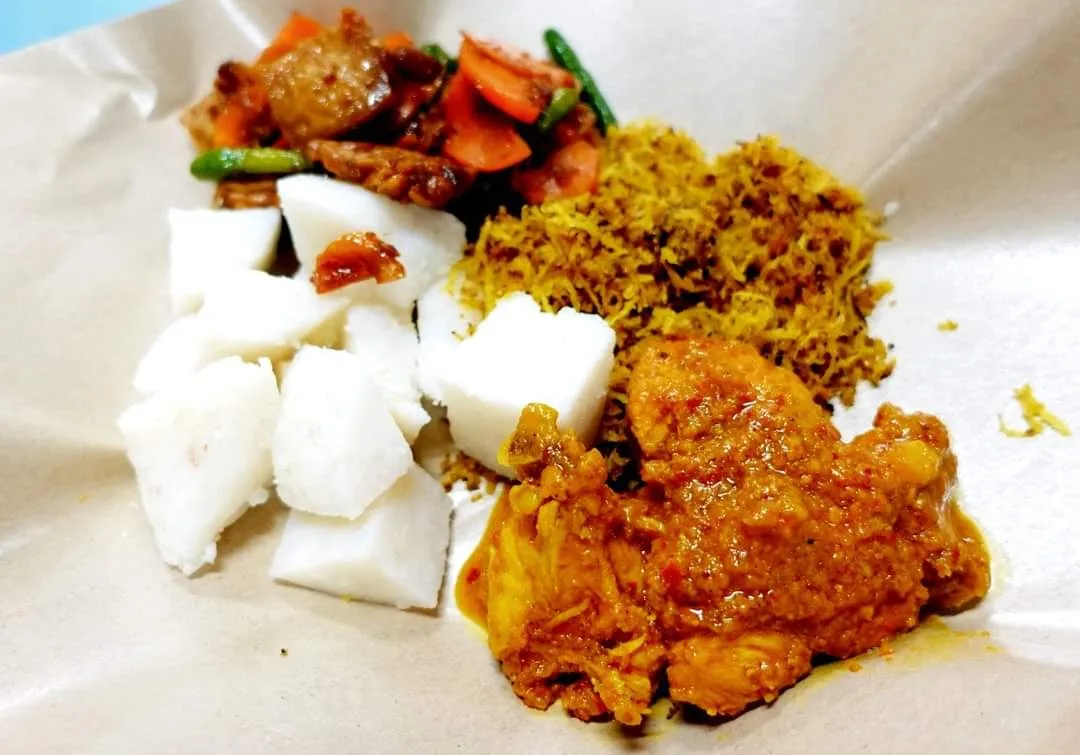 Nasi himpit with rendang ayam and serunding