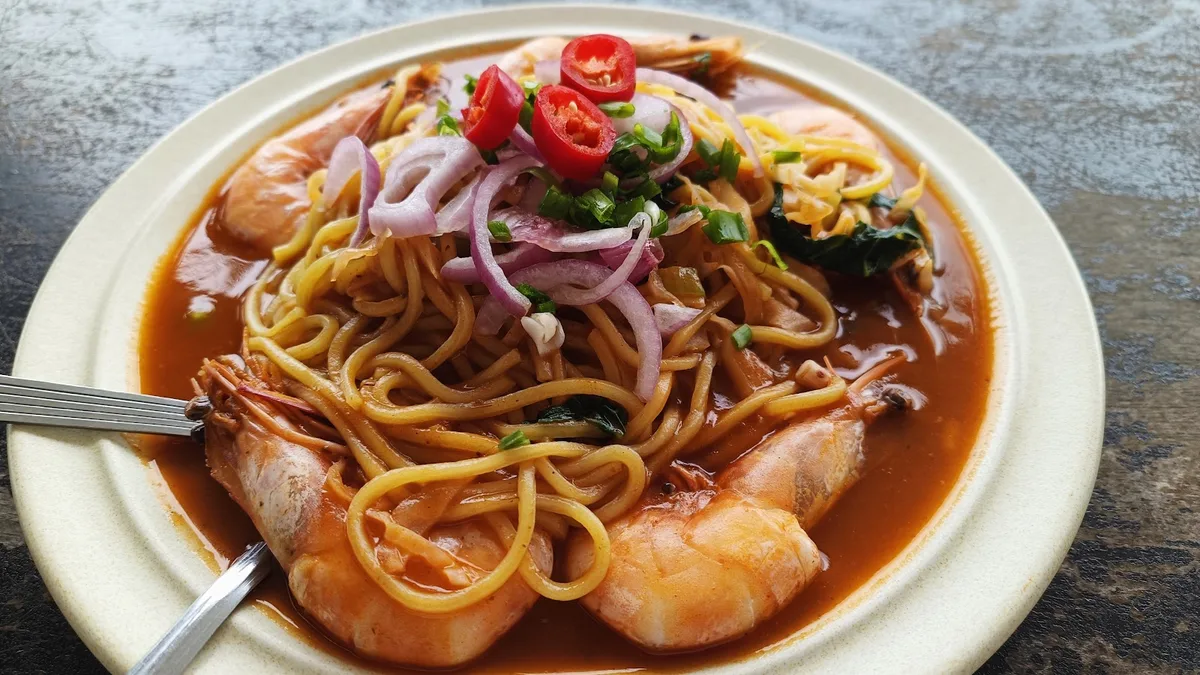 Mee udang with onion and chili