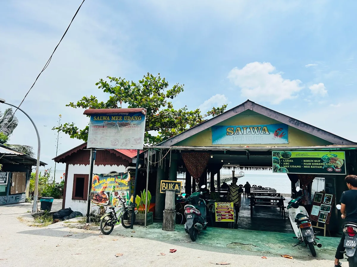 Salwa Mee Udang shed on the seafront