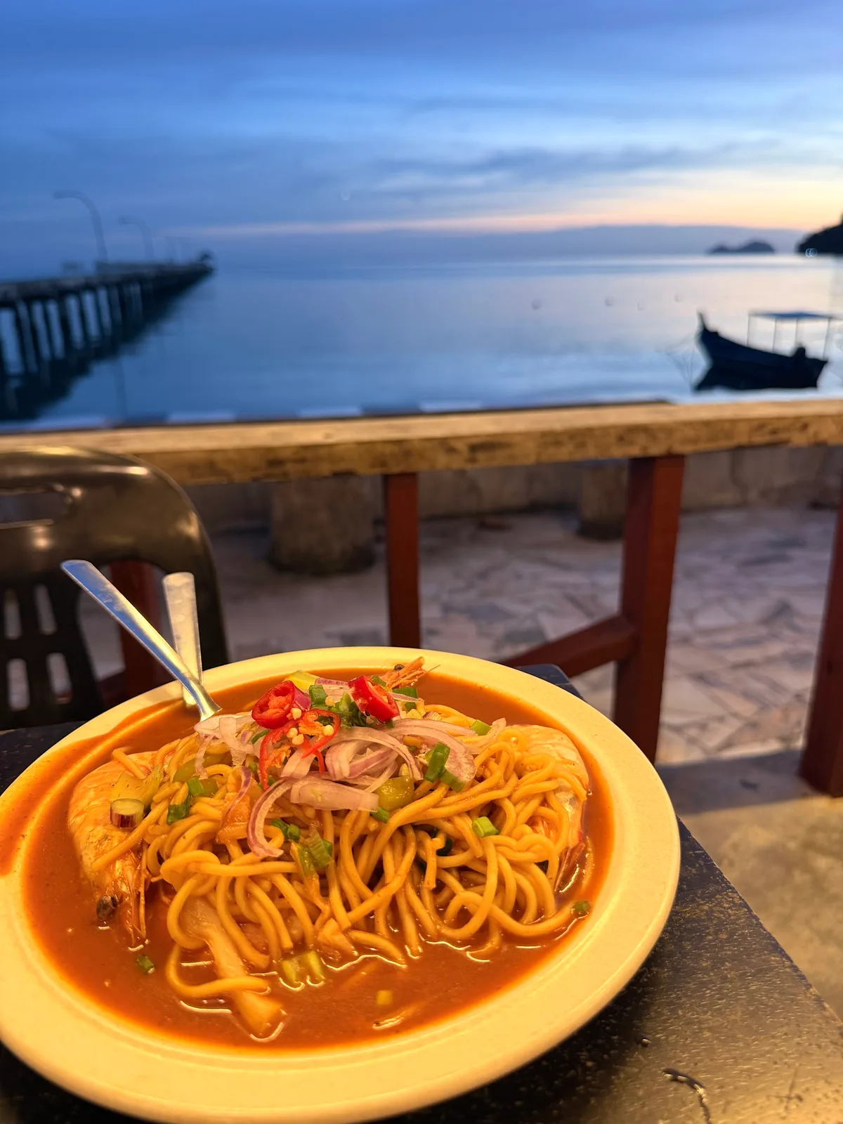 Mee udang with the sea behind