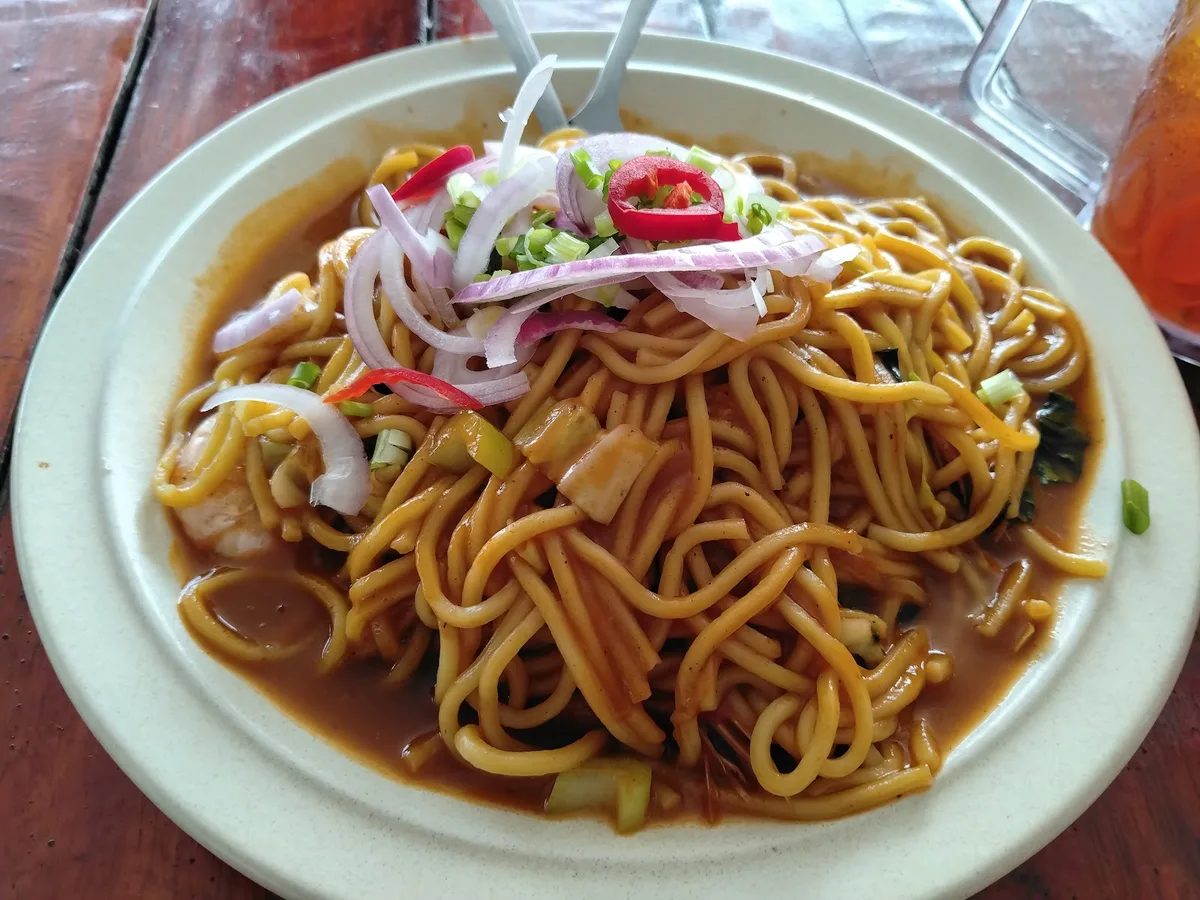 Mee udang with raw red onion