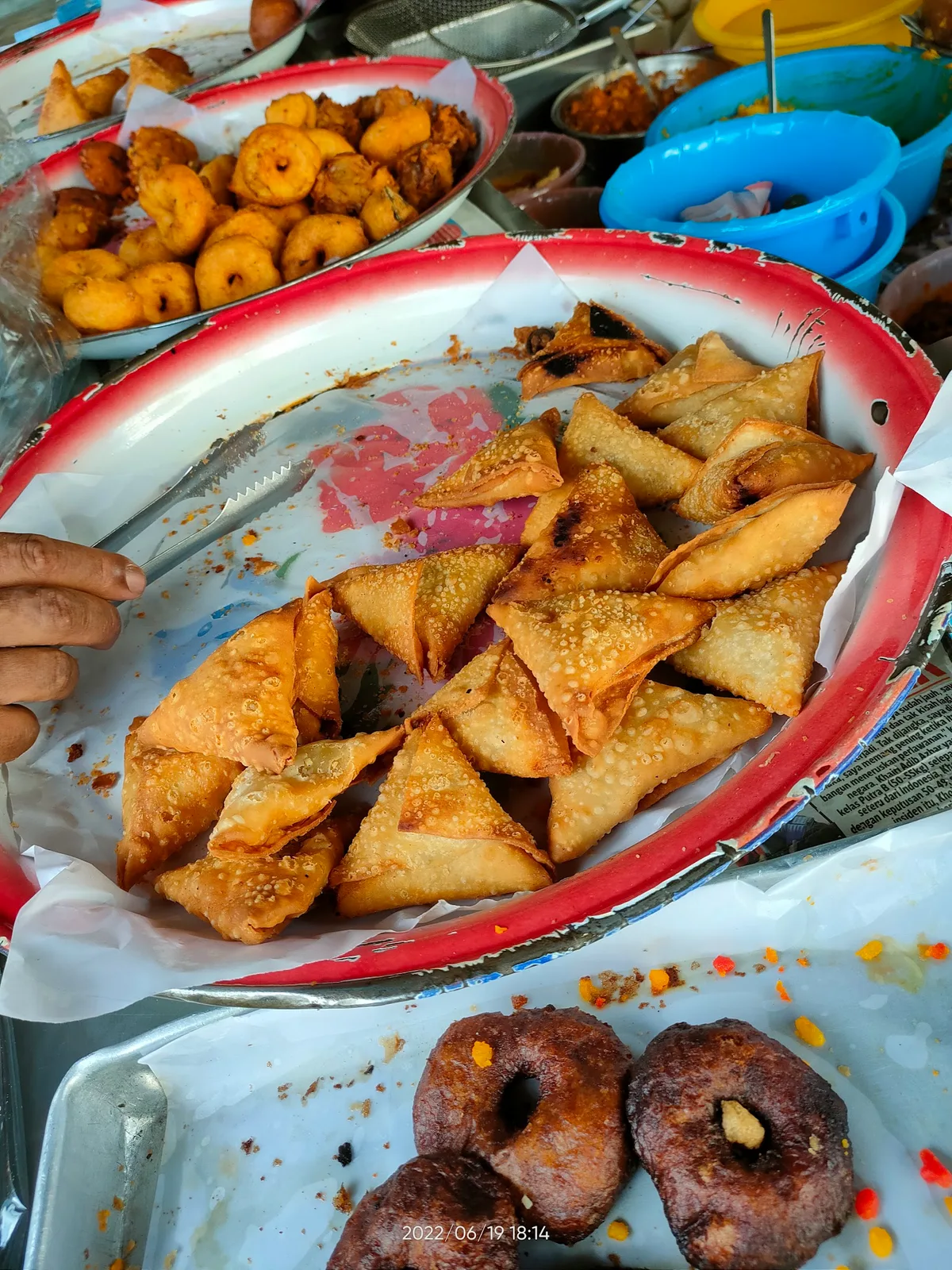 Samosas and vadai on the tray