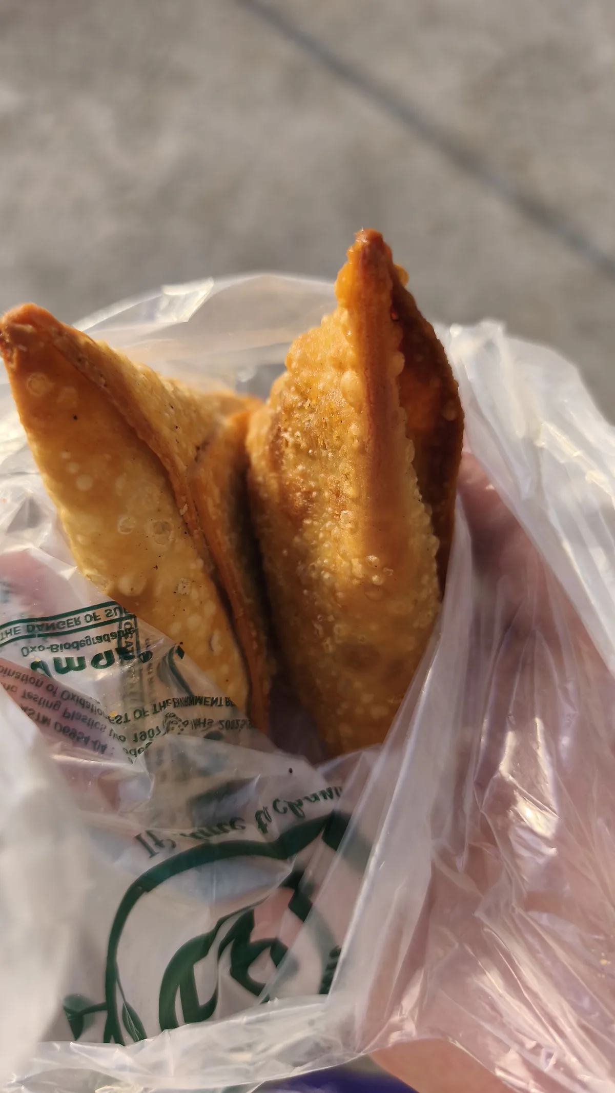 Samosas, lentil vadai and fritters on the cart