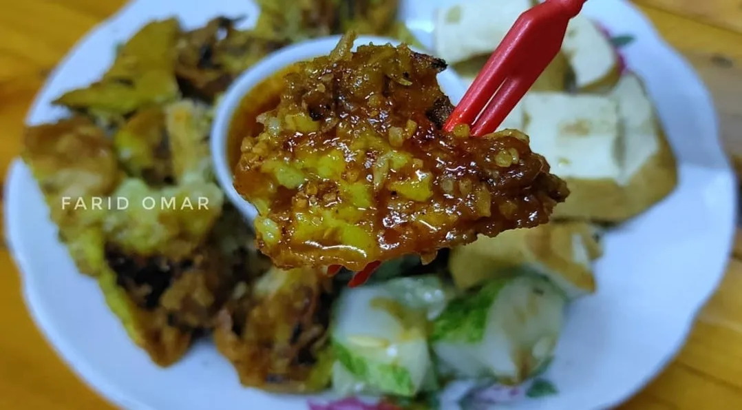 Fritters under a pour of kuah