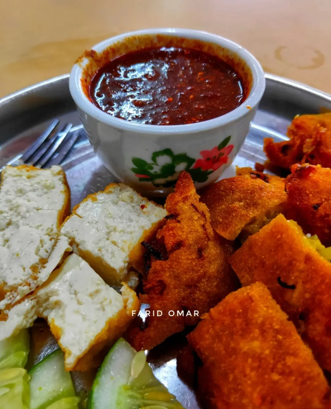 Fritters beside the kuah bowl