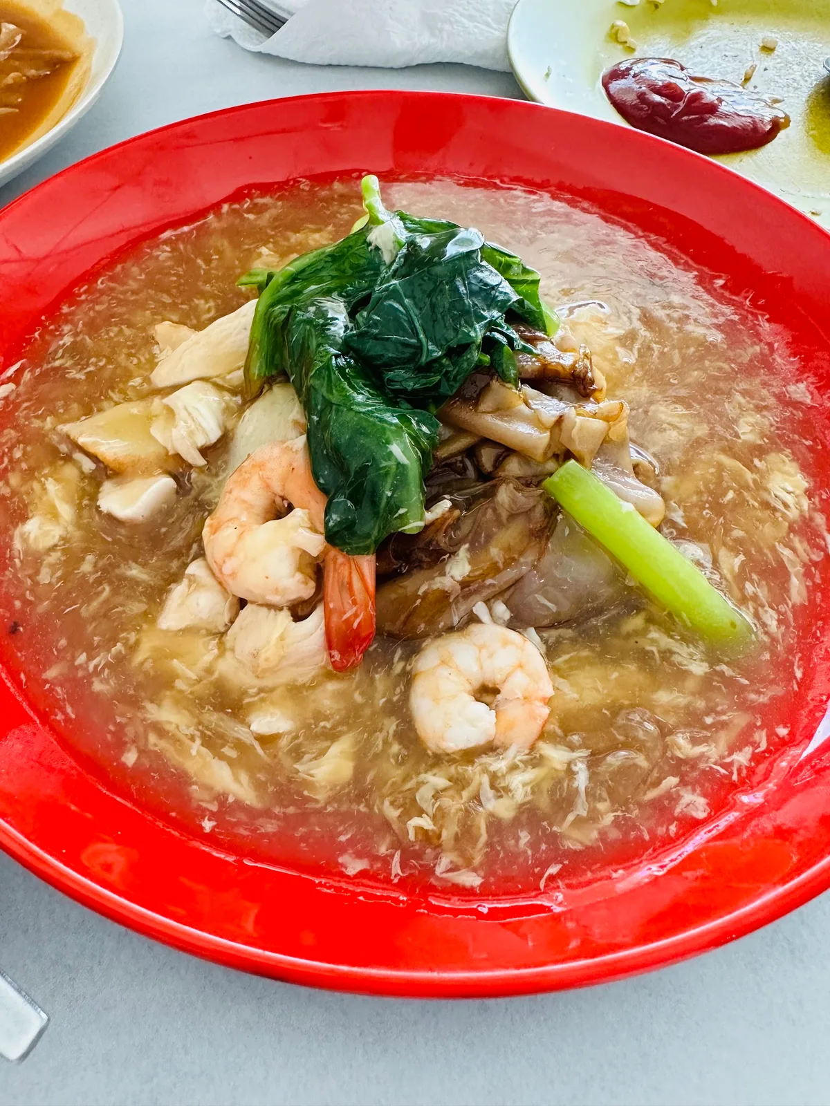 Wat tan hor fun in egg gravy with prawns