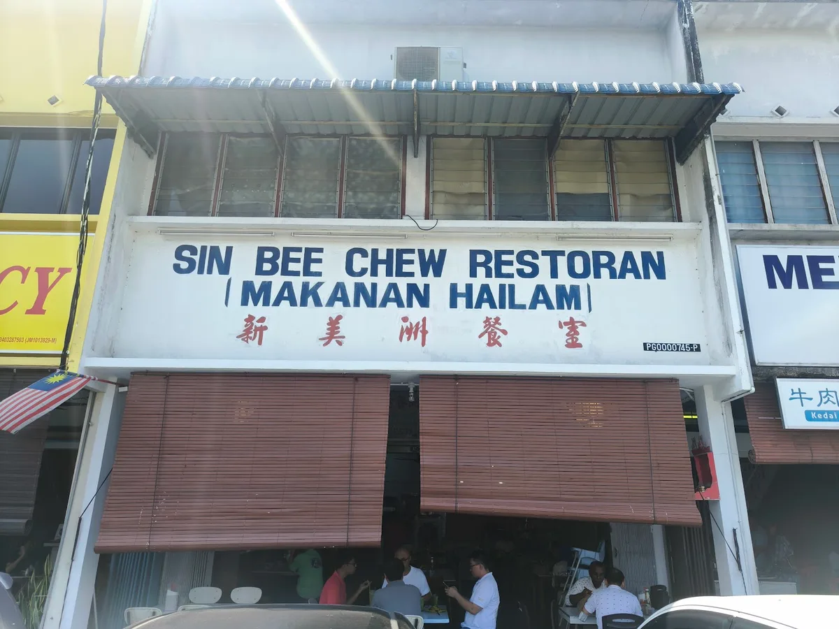 Sin Bee Chew Restoran signboard over the shophouse