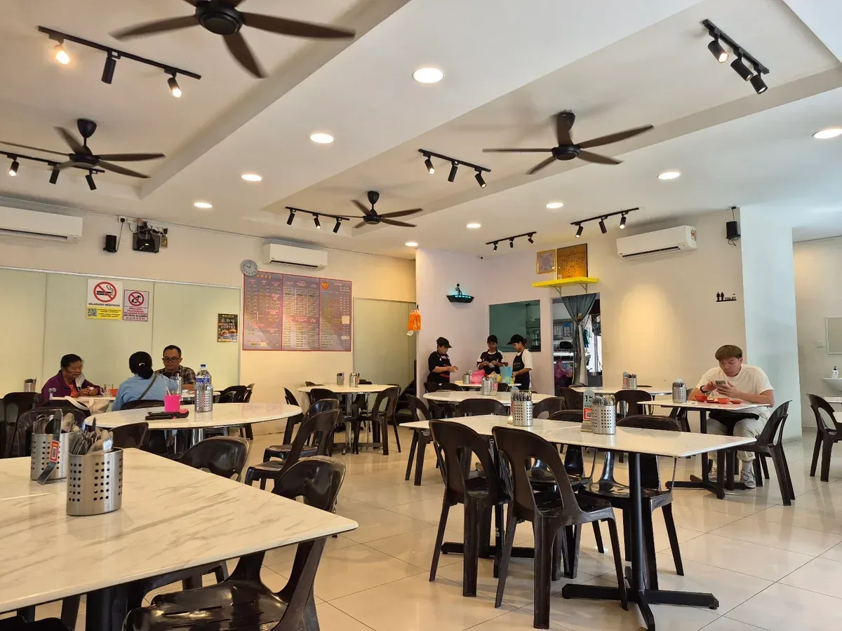 Sin Nam Huat Chicken Rice — interior
