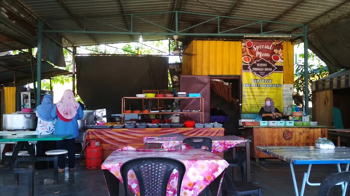 Open-sided dining shed