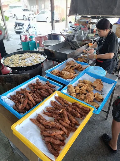 Tan Jetty Prawn Fritters & Loh Bak — signature dish