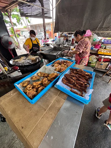 Tan Jetty Prawn Fritters & Loh Bak — signature dish