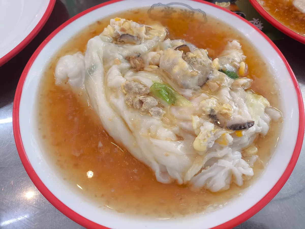 Rice roll with shallots and greens in its broth