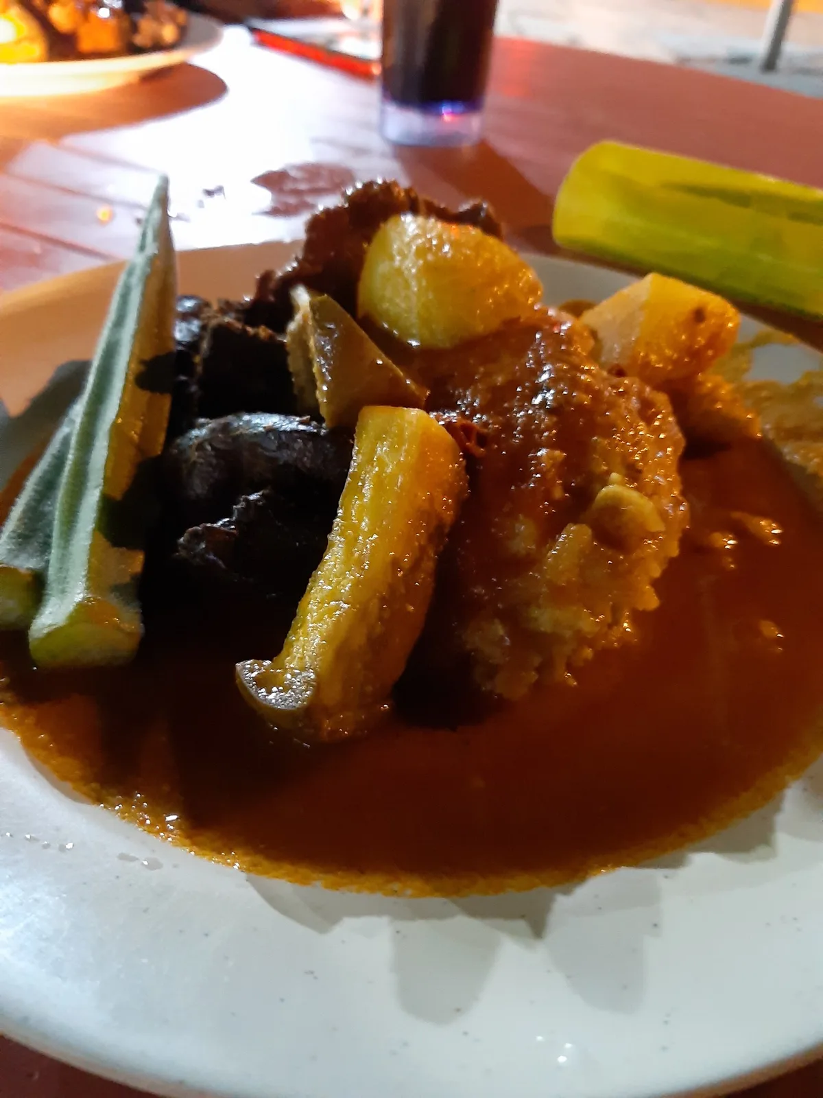Rice drowned in dalca with okra and potato