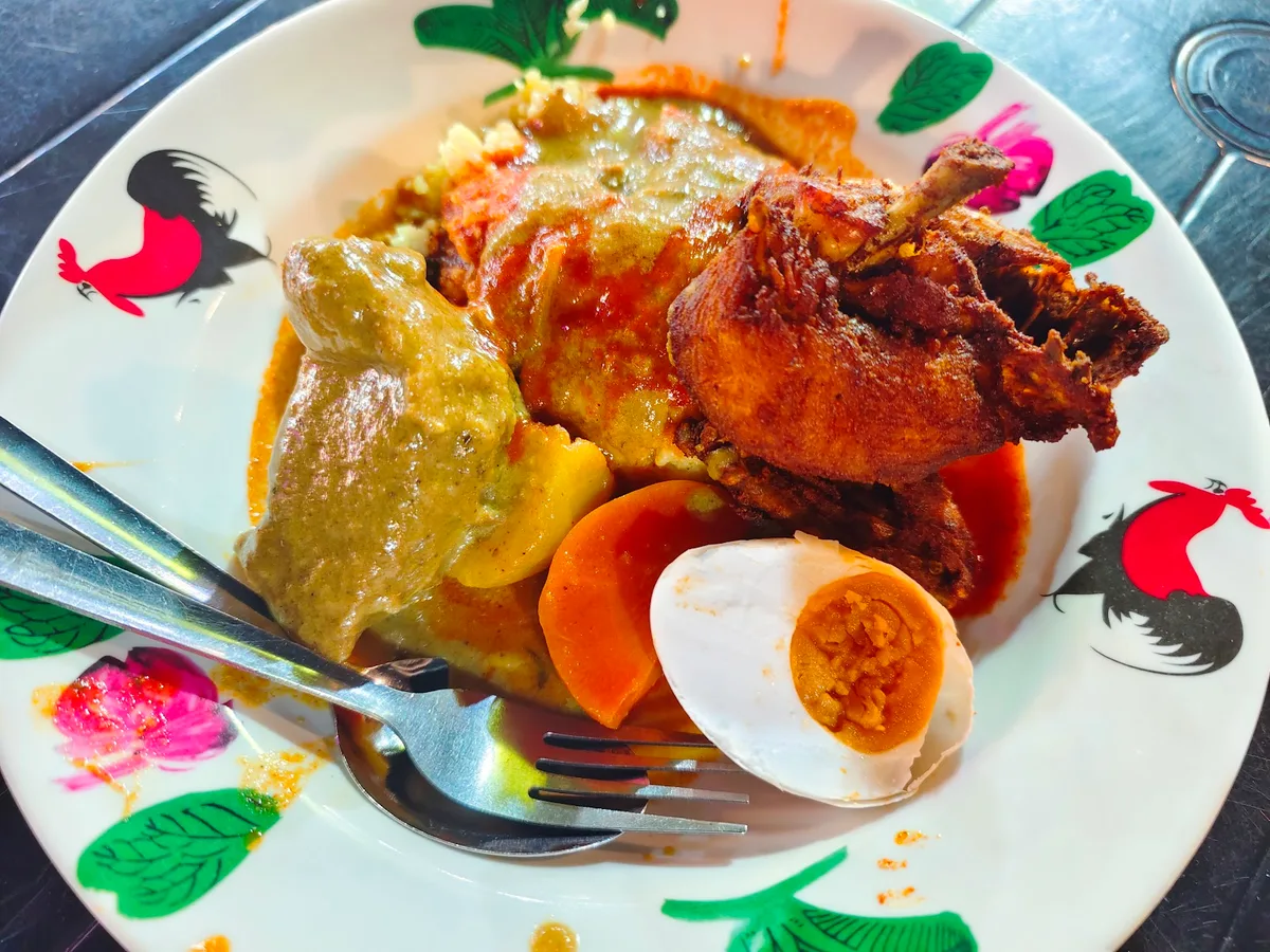 Rice with fried chicken, dalca and egg