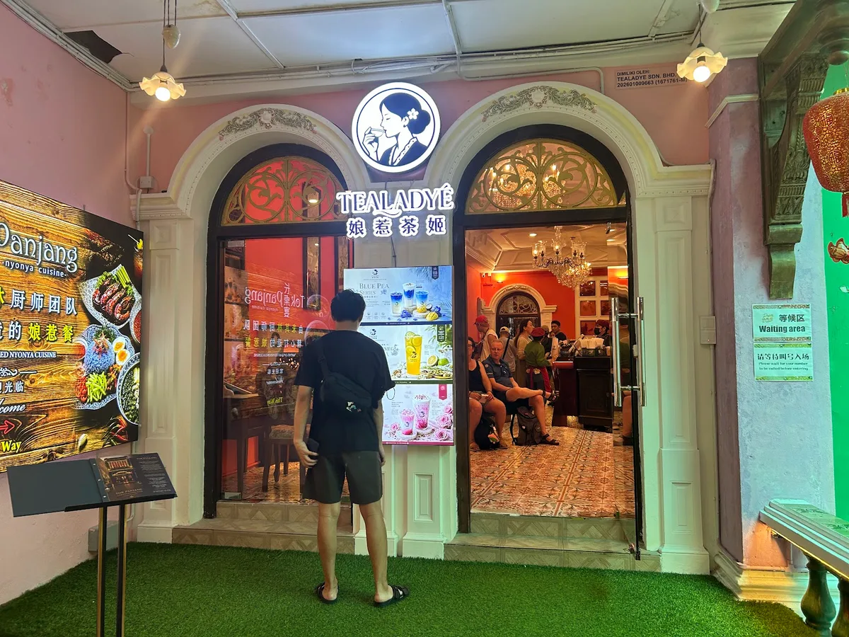 Arched entrance with the Tealadye logo