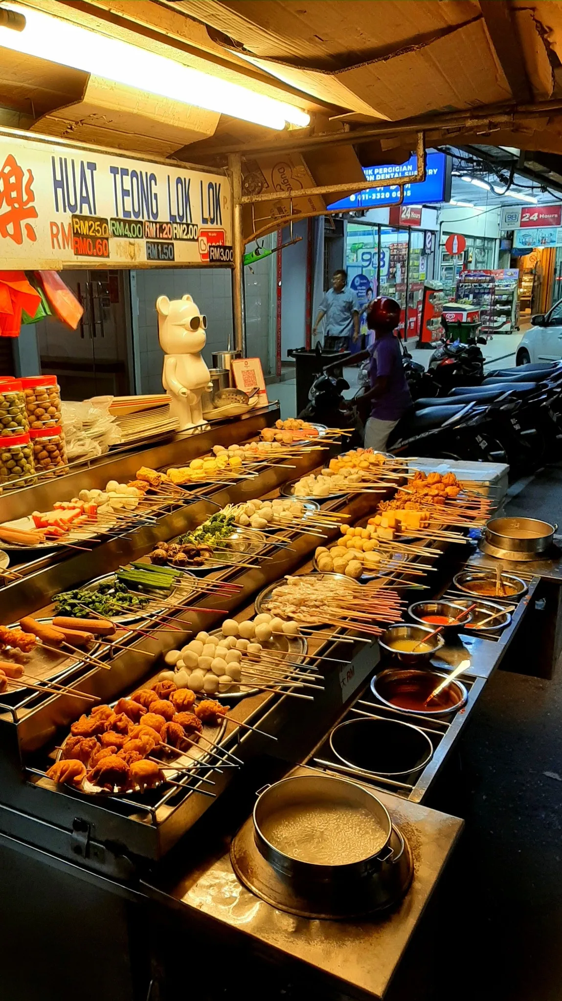 The stall along Terengganu Road at night