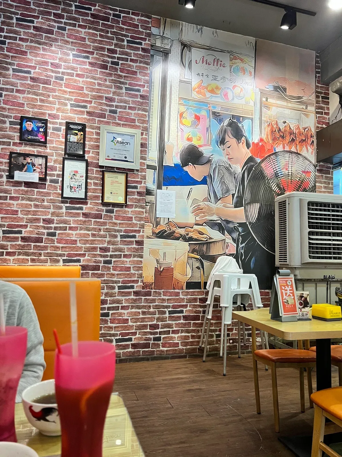 Tong Seng Hainanese Chicken Rice — interior