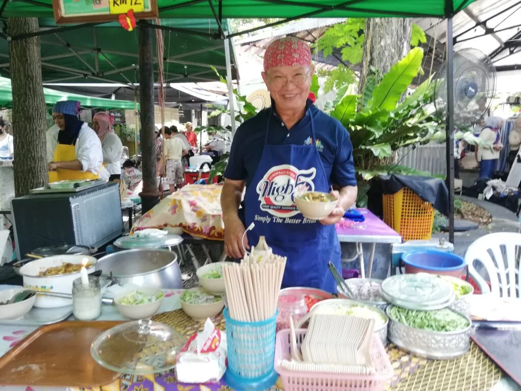 Uncle Lim serving at his Hin Bus Depot stall