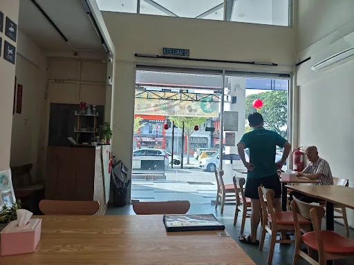 Uncle Loke Kopitiam 六叔茶室 — interior