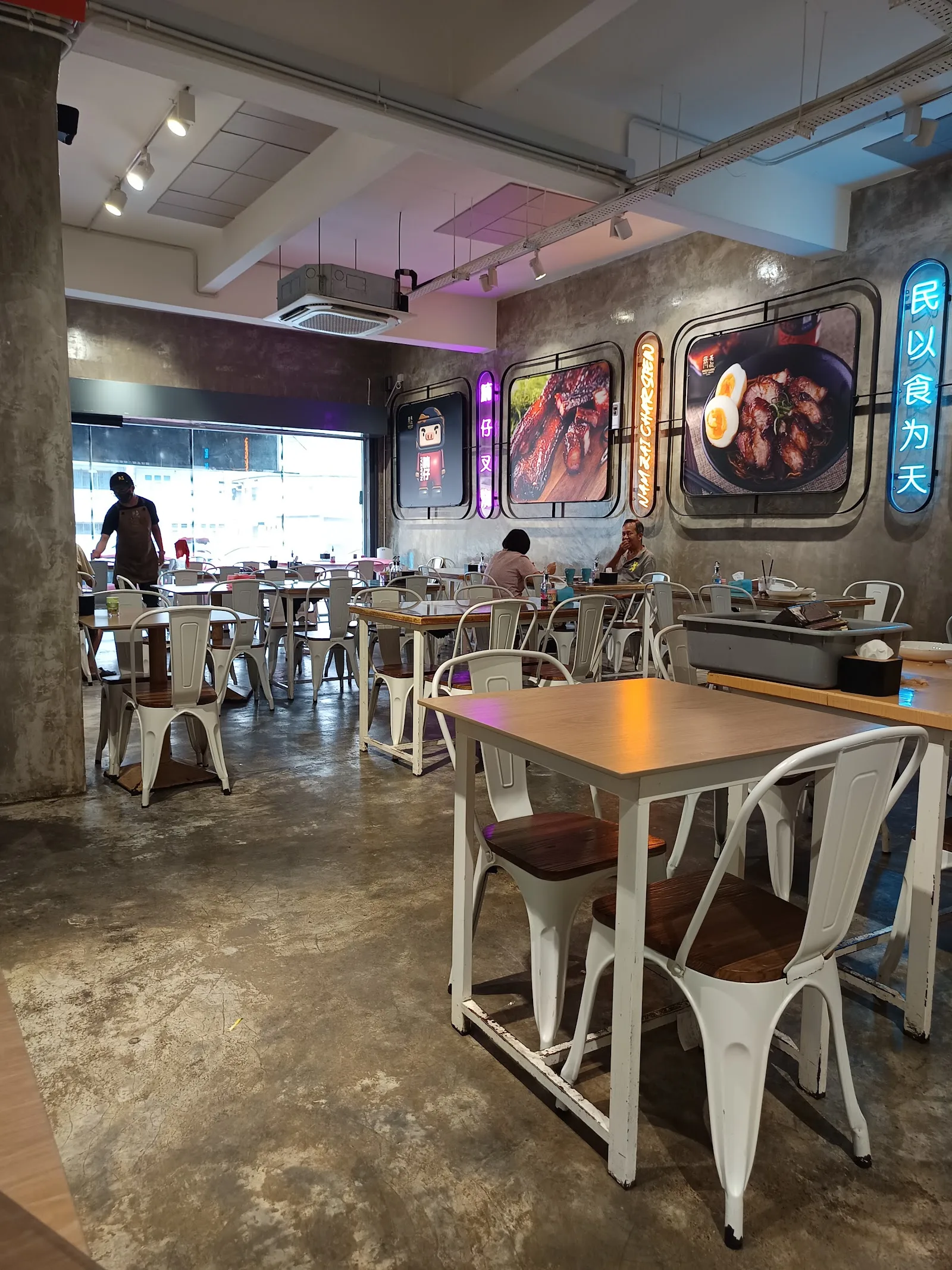 Uncle Long — interior