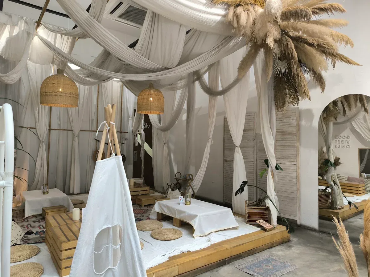Utoo Boho Cafe & Patisserie — interior
