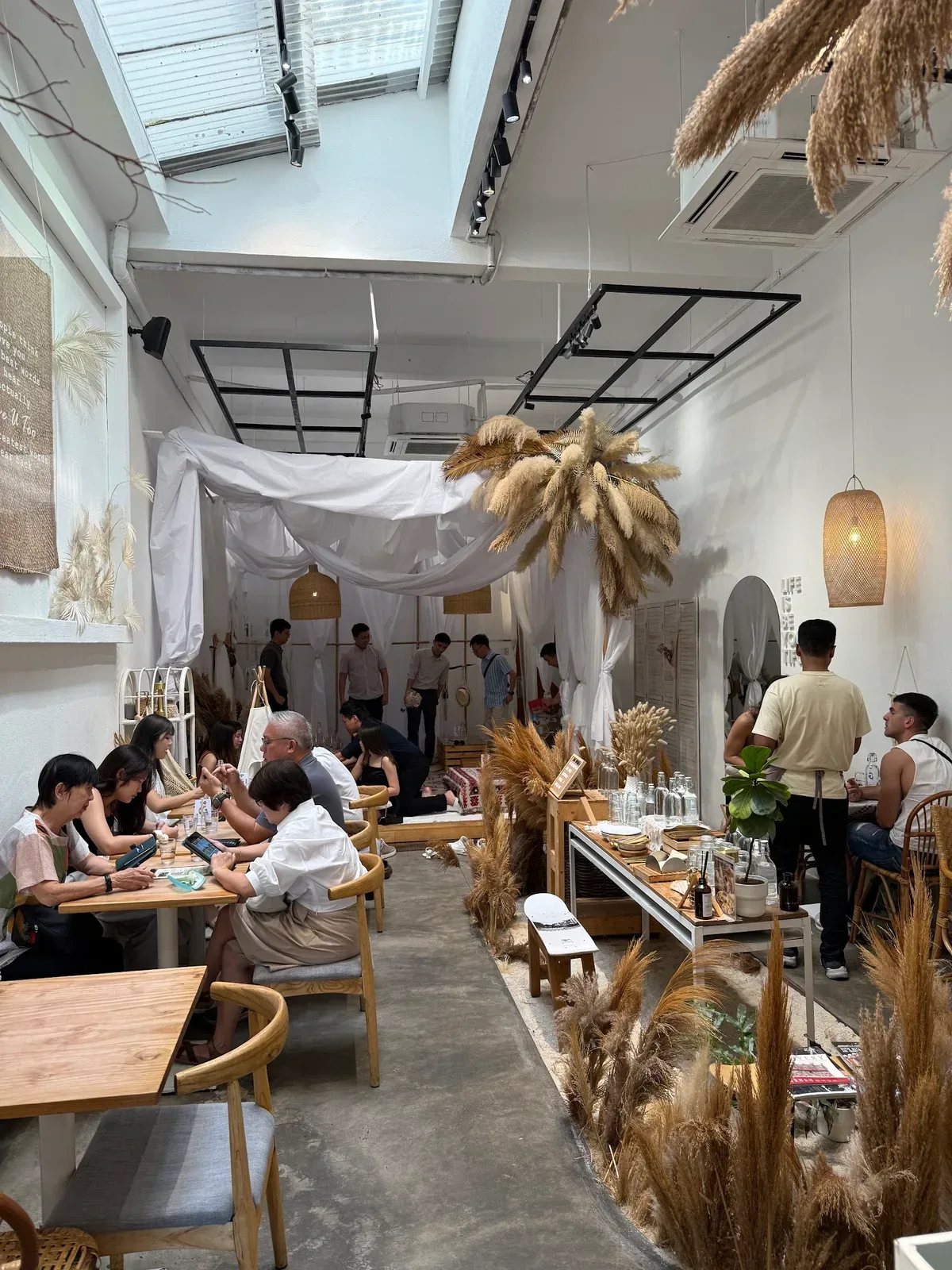 Utoo Boho Cafe & Patisserie — interior