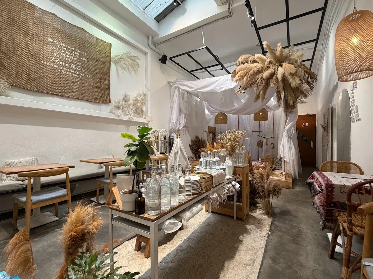 Utoo Boho Cafe & Patisserie — interior