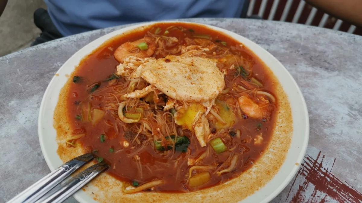 Mee hailam style bowl with egg and prawns