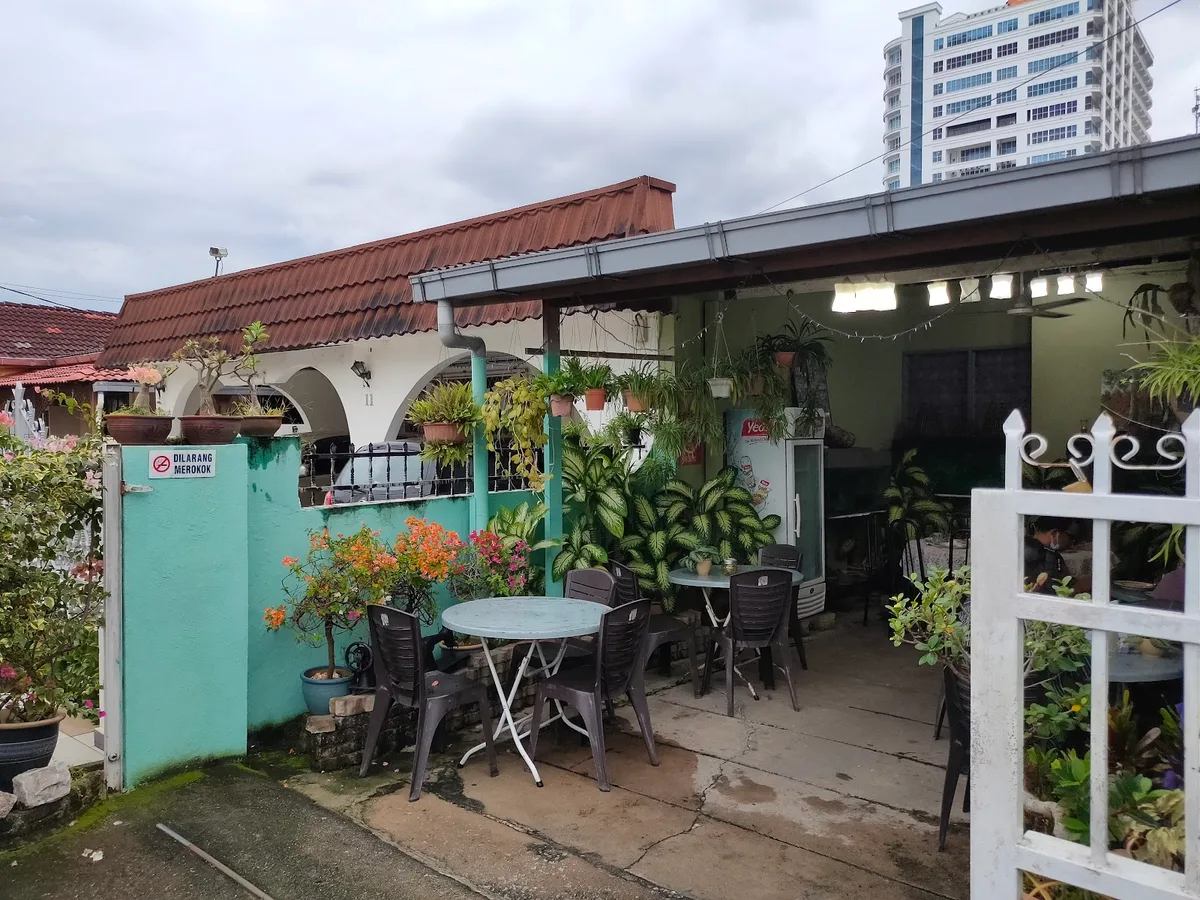 The garden house stall with its plants and tables