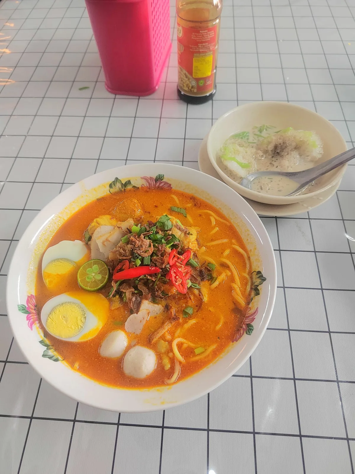 Curry mee with egg and fishballs