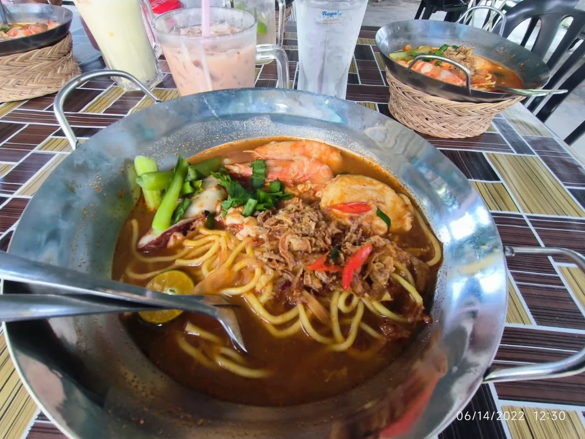 Mee udang with prawns and fried shallots