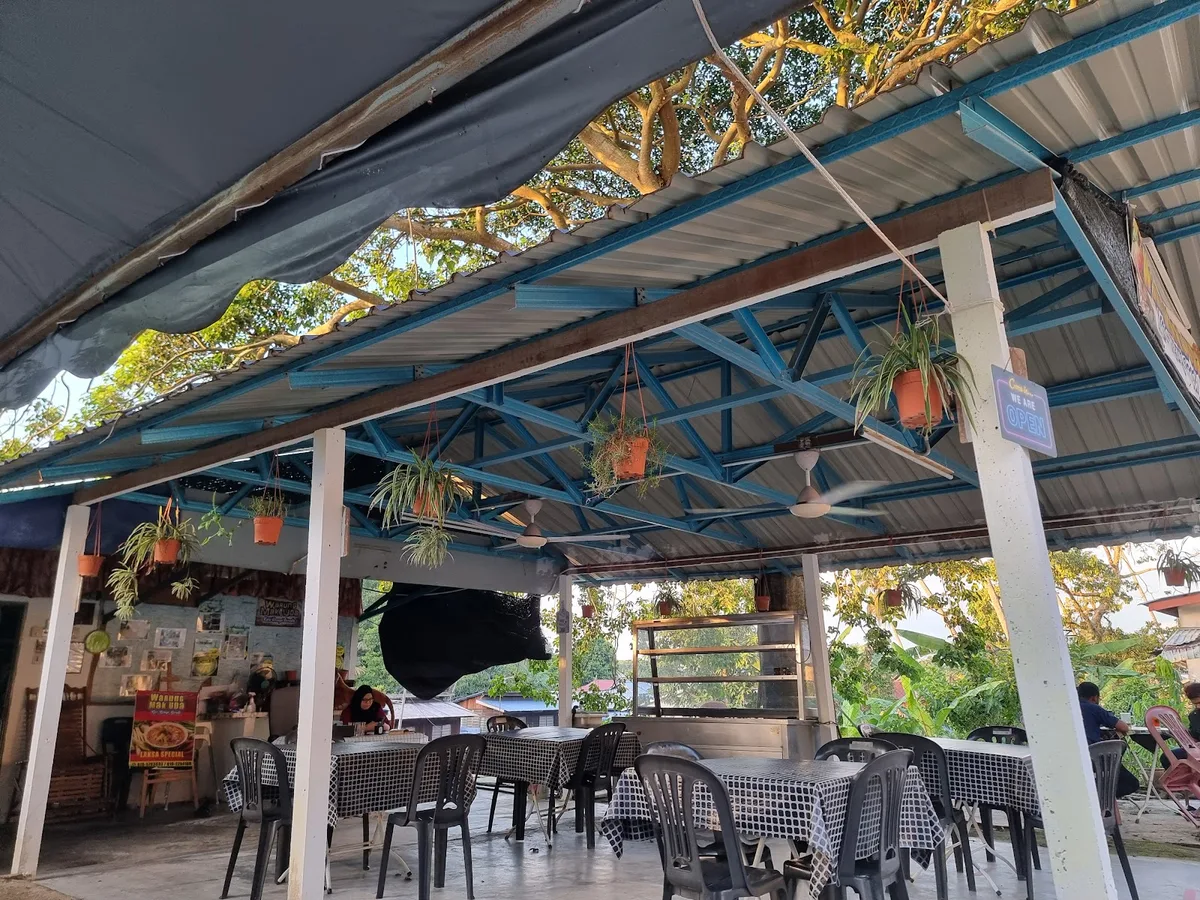 Open-air tables under the zinc roof