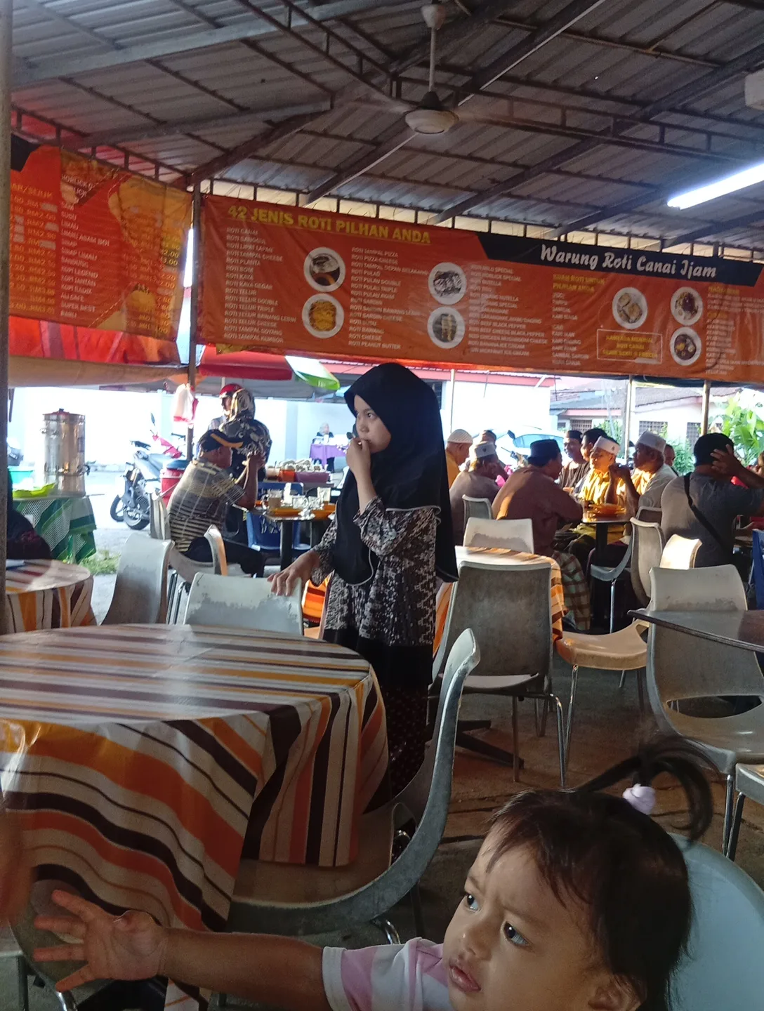 Warung Roti Canai Ijam — interior