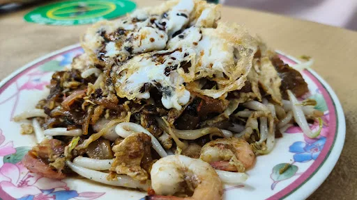 Wei Xiang Duck Egg Charcoal Char Koay Teow — signature dish