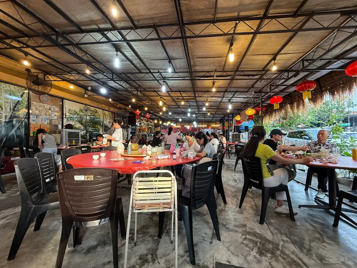 Weld Quay (Tree Shade) Da Shu Xia Seafood House — interior