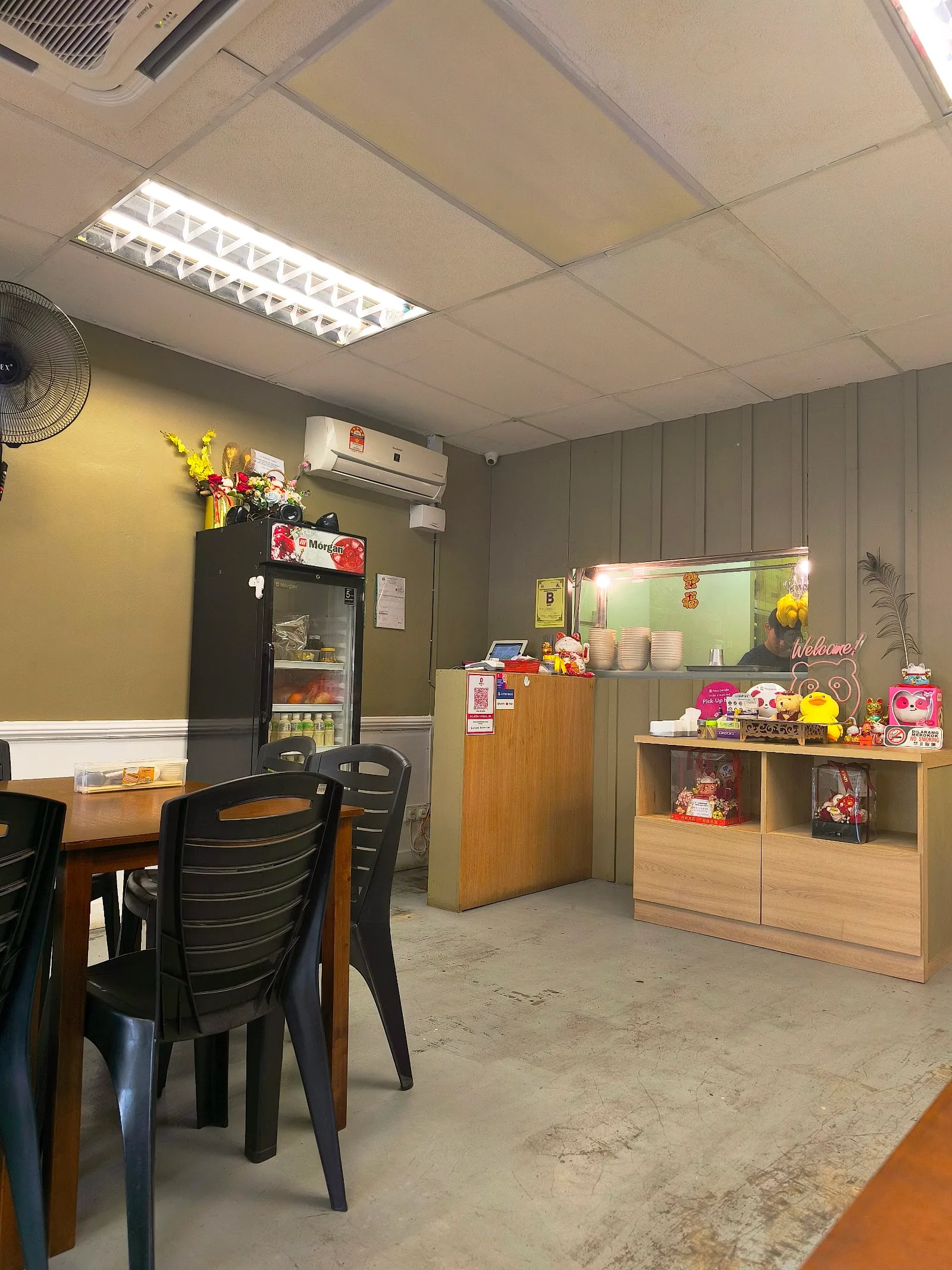 Weng Hwa Chicken Rice 荣华烧腩芽菜鸡 — interior