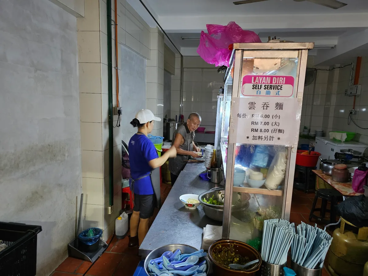 White Wan Tan Mee (大山脚闻名白云吞面) — interior