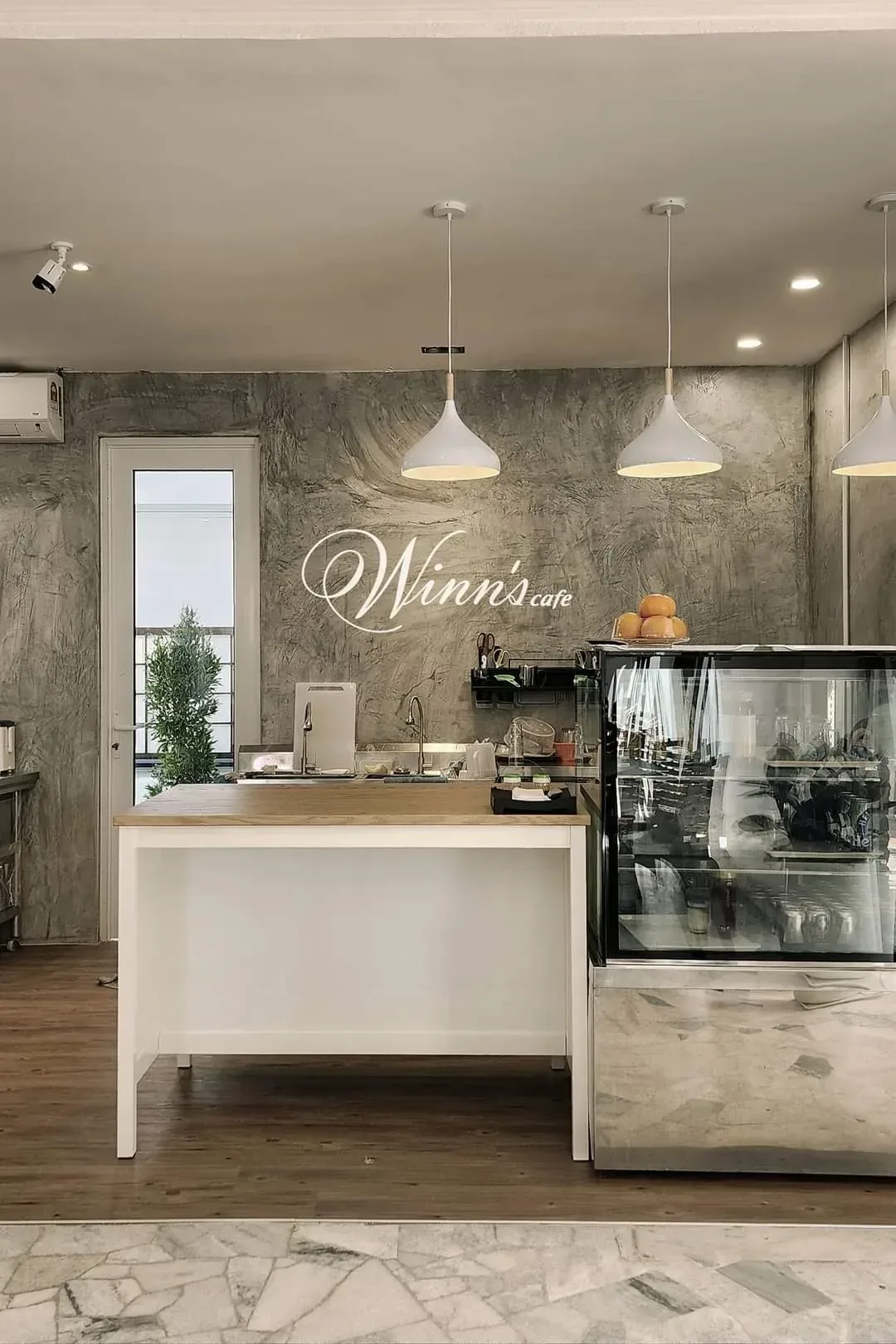 Winn's Cafe — interior