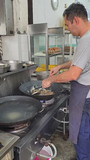 Woh Kee Restaurant — people