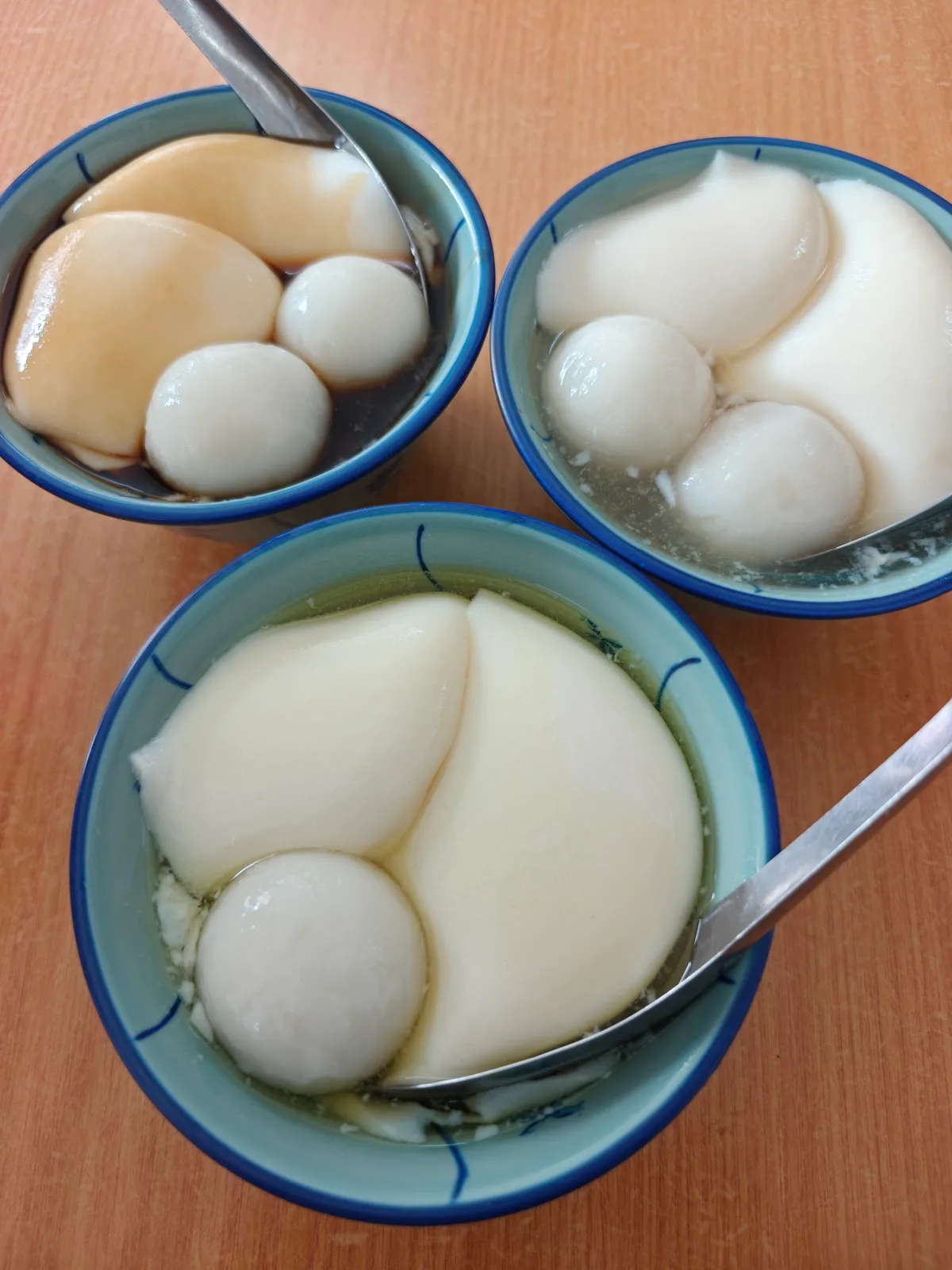 Tau fu fa with glutinous rice balls
