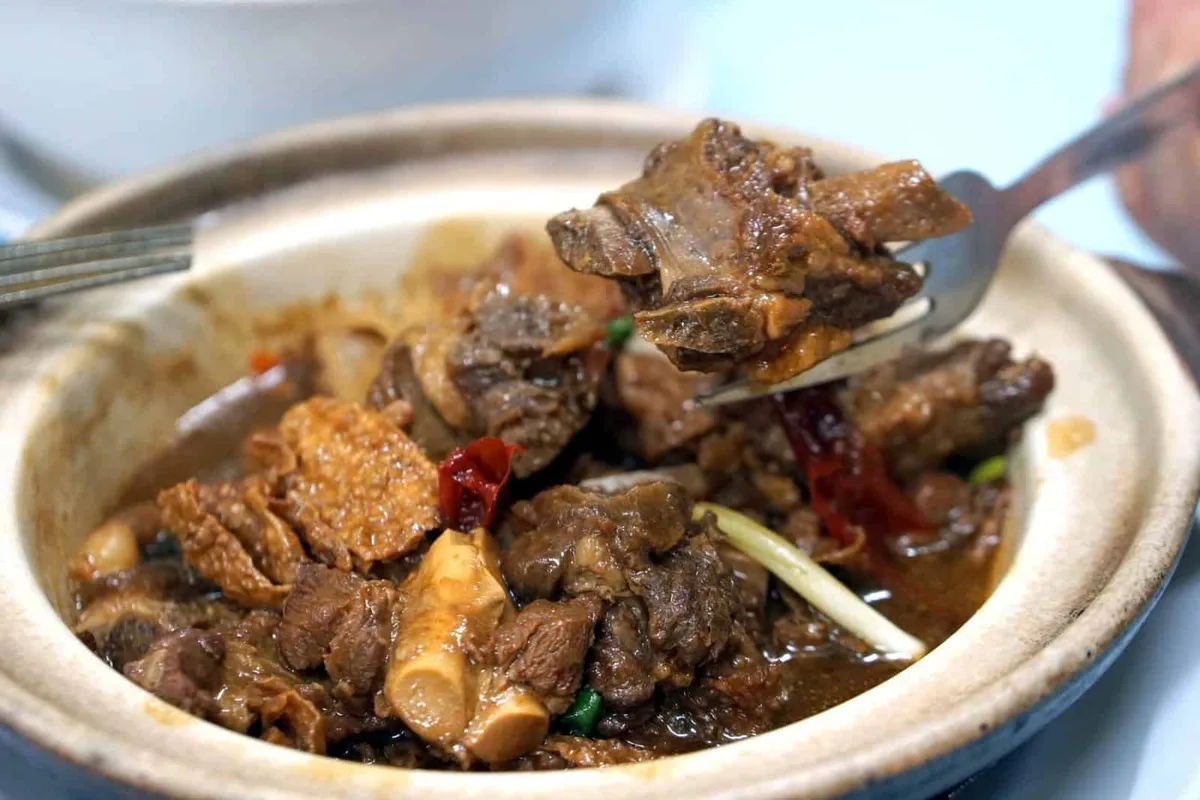 Claypot of braised lamb belly with beancurd skin, bamboo shoot and dried chilli