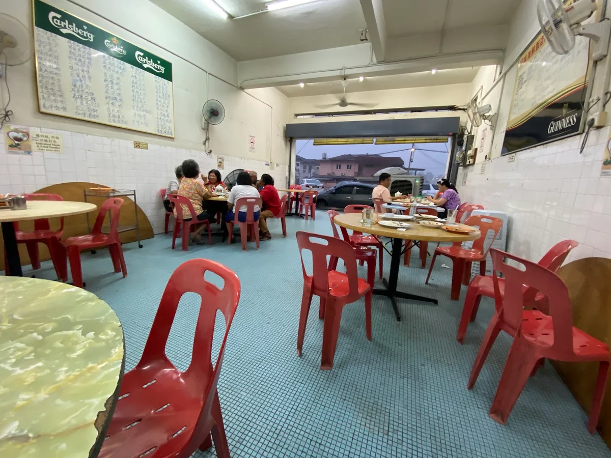 Yam Yam Restaurant (Restoran Makanan Laut Yam Yam) — interior