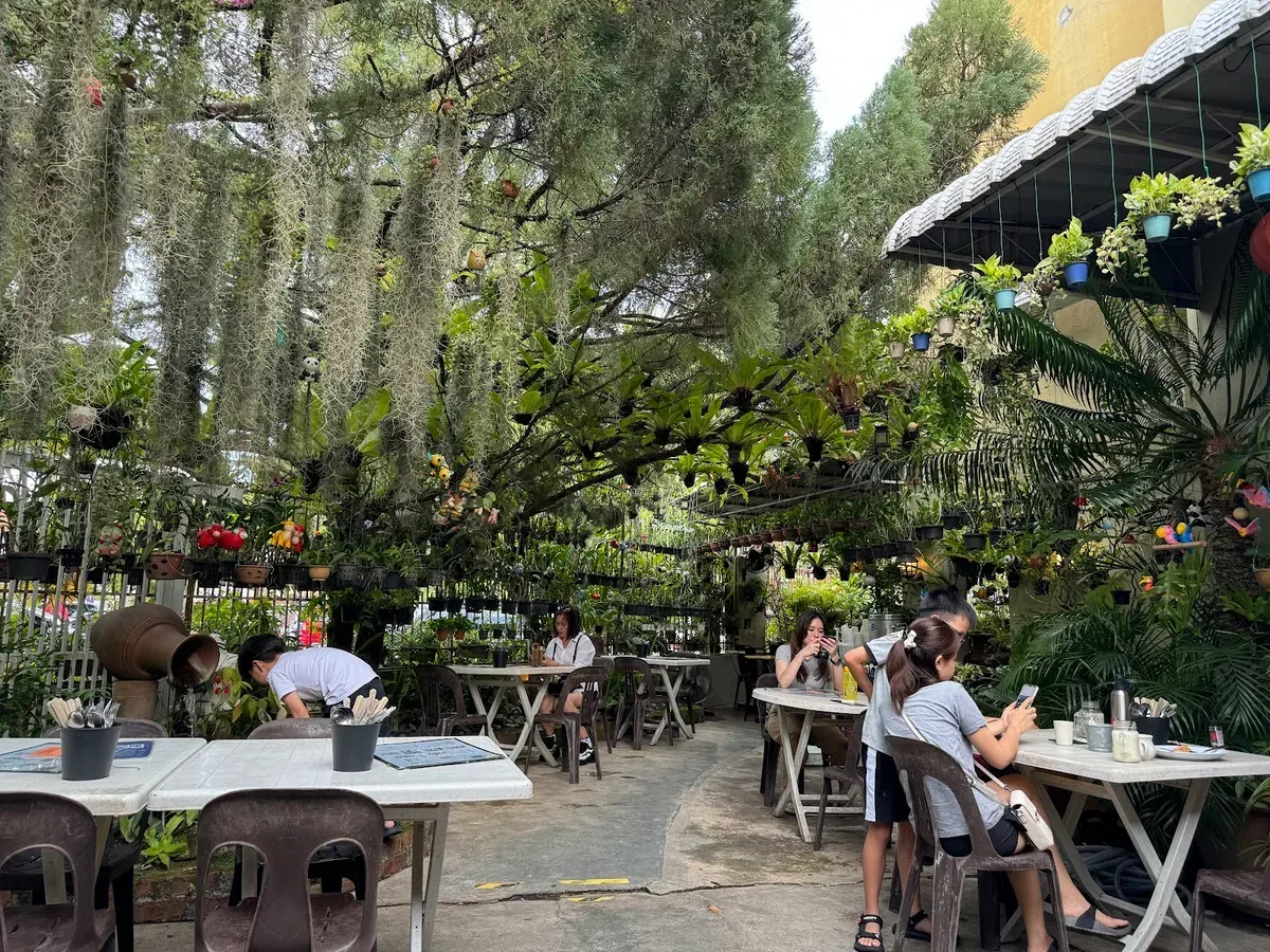 Yaw’s Roast & Grill — interior