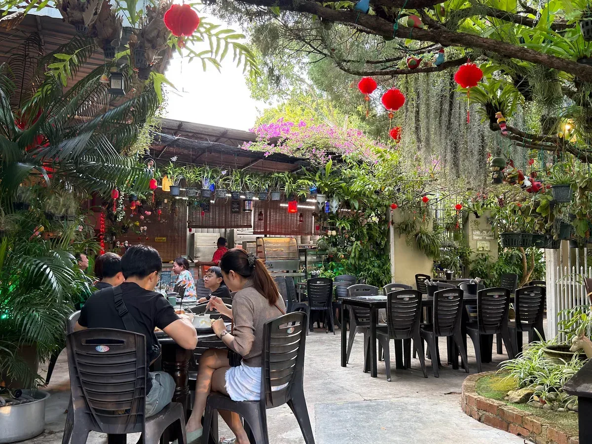 Yaw’s Roast & Grill — interior