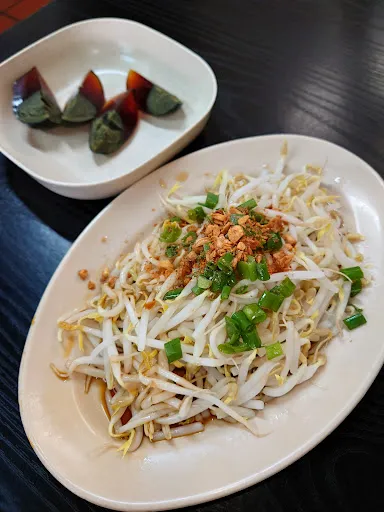 Yee Sang Kai Chok Cafe — dish
