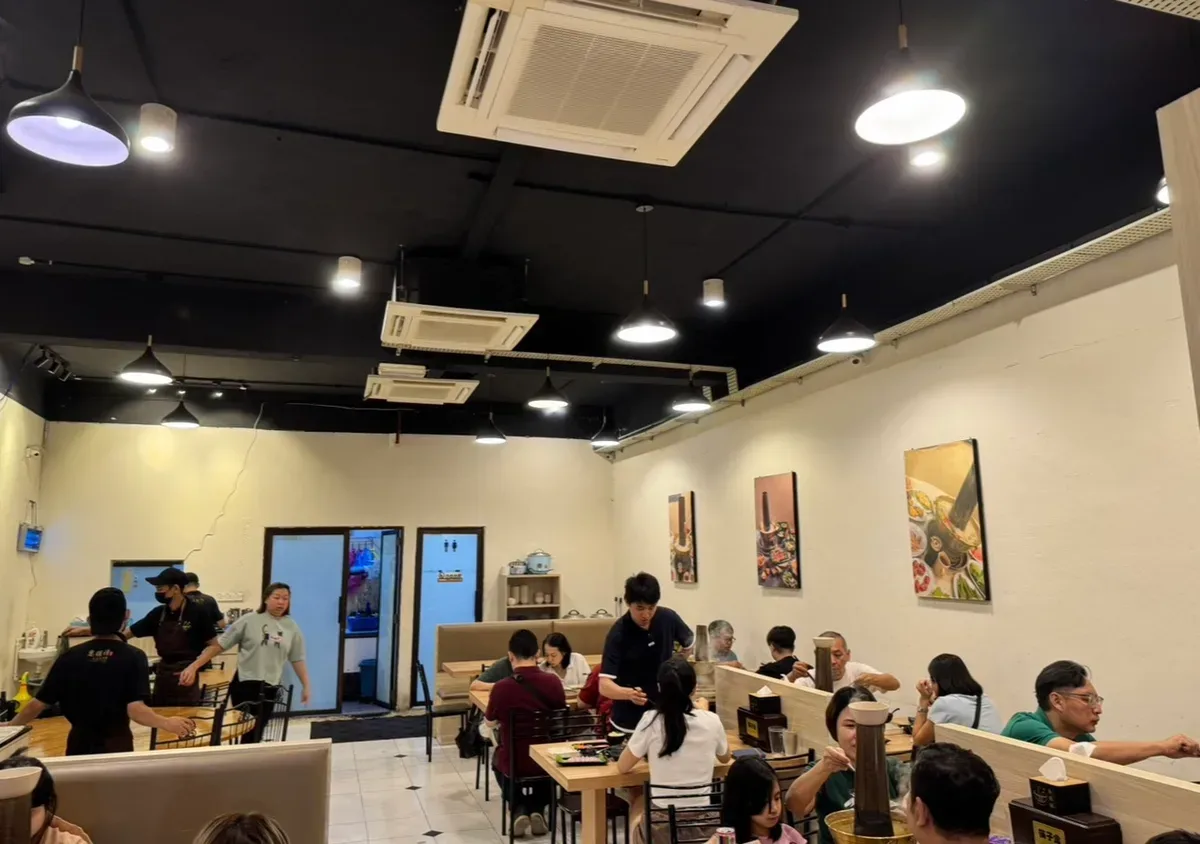 Yi Bing Qing Fish Head Steamboat — interior