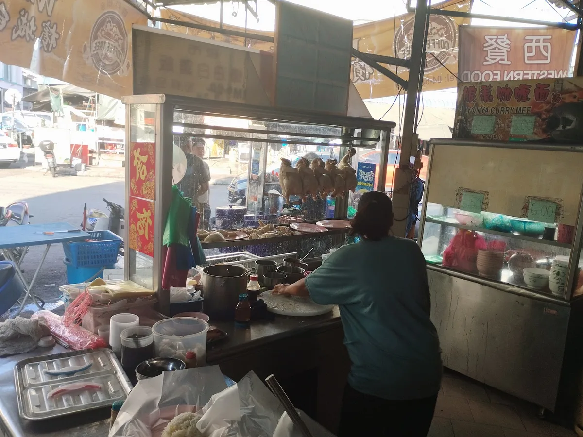 Zi Ji Ren Restaurant Claypot Chicken Rice — interior