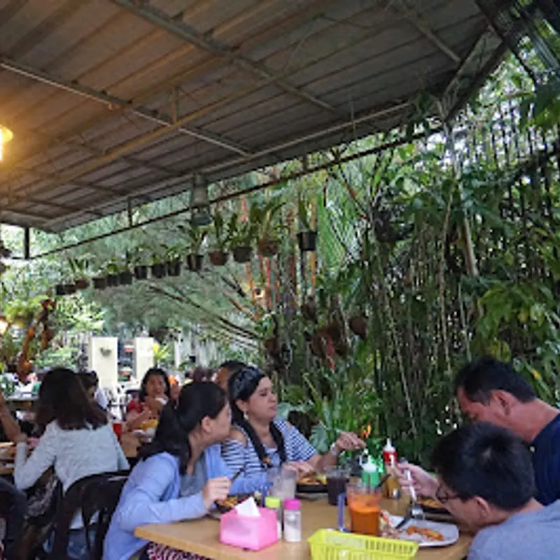 Yaw’s Roast & Grill — interior